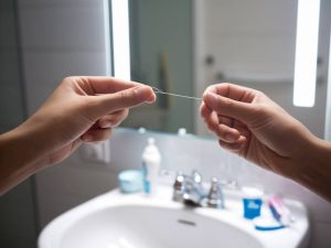l'importance du fil dentaire pour une bonne santé des gencives